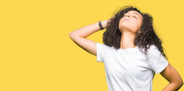 Menina Bonita Nova Com Cabelo Encaracolado Vestindo Shirt Branca Casual — Fotografia de Stock