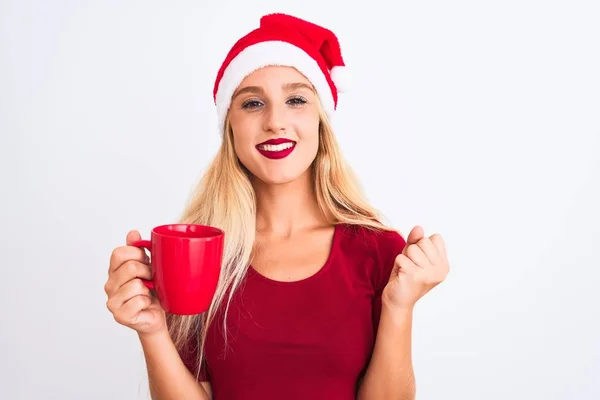 Vacker Kvinna Bär Jul Santa Hatt Dricka Kaffe Över Isolerad — Stockfoto