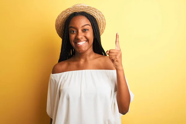 Jeune Femme Afro Américaine Portant Shirt Blanc Chapeau Sur Fond — Photo