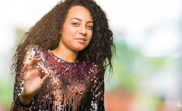 Giovane Bella Ragazza Con Capelli Ricci Che Indossano Abito Notte — Foto Stock