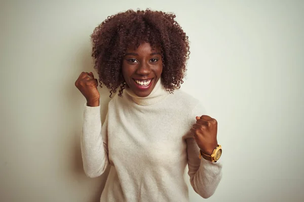 Mladá Africká Afro Žena Roláku Svetr Přes Izolované Bílé Pozadí — Stock fotografie
