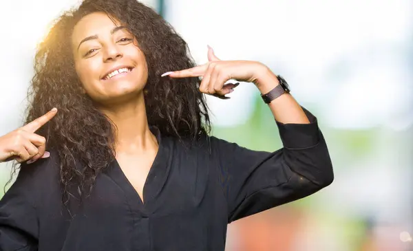 Joven Hermosa Chica Con Pelo Rizado Usando Vestido Elegante Sonriendo —  Fotos de Stock