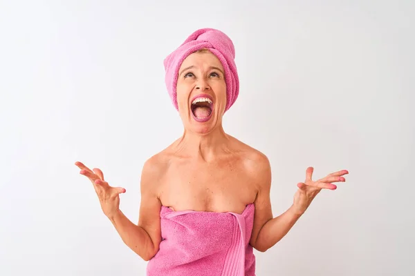 中年妇女洗完澡后穿着浴巾站在孤立的白色背景上 疯狂地大叫着 带着咄咄逼人的表情和胳膊大喊大叫 沮丧的概念 — 图库照片