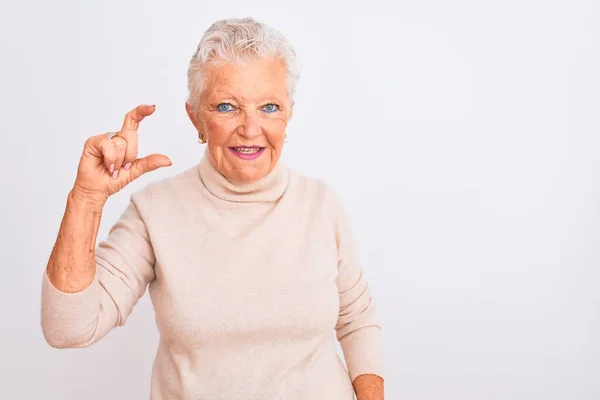 Eine Ältere Grauhaarige Frau Rollkragenpullover Steht Vor Isoliertem Weißem Hintergrund — Stockfoto