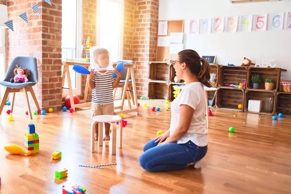 Bella Insegnante Bambino Ragazzo Che Gioca Con Cesto Plastica All — Foto Stock