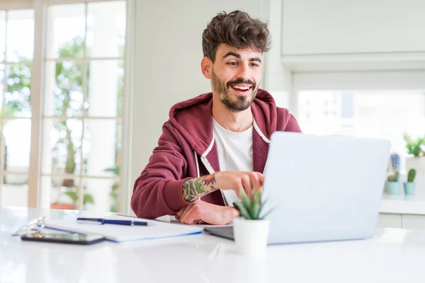 Jovem Estudante Usando Laptop Computador Notebook Muito Feliz Apontando Com — Fotografia de Stock