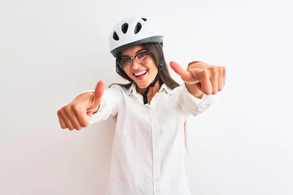 Güzel Kadını Gözlük Takıyor Bisiklet Kaskı Takıyor Zole Edilmiş Beyaz — Stok fotoğraf