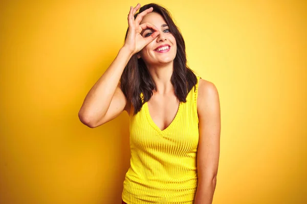 Jonge Mooie Vrouw Dragen Shirt Staande Gele Geïsoleerde Achtergrond Doen — Stockfoto