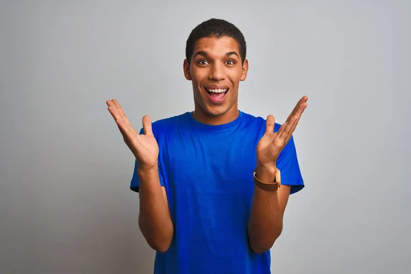 Giovane Bel Arabo Uomo Indossa Blu Shirt Piedi Sopra Isolato — Foto Stock