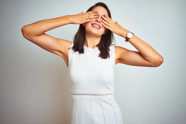 Jovem Mulher Bonita Vestindo Vestido Sobre Fundo Isolado Branco Cobrindo — Fotografia de Stock