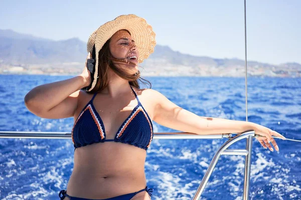Jovem Mulher Bonita Sorrindo Feliz Navegando Barco Dia Ensolarado Férias — Fotografia de Stock