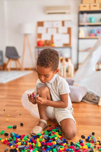 Vackra Afrikanska Amerikanska Småbarn Leker Med Små Byggstenar Dagis — Stockfoto