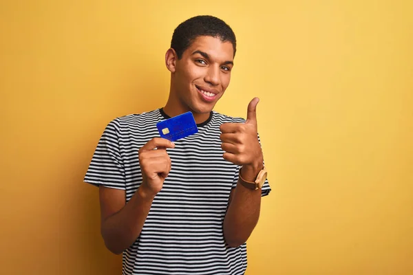 Jonge Knappe Arabier Man Met Credit Card Staan Geïsoleerde Gele — Stockfoto