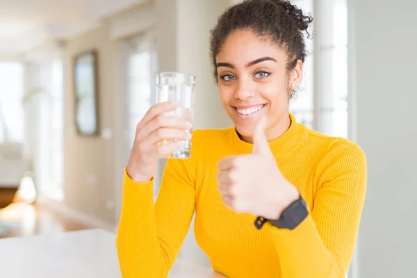 Mujer Afroamericana Joven Bebiendo Vaso Agua Dulce Feliz Con Una — Foto de Stock