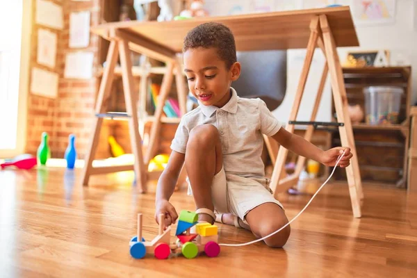 Mooi Afrikaans Amerikaans Peuter Spelen Met Houten Blokken Trein Speelgoed — Stockfoto