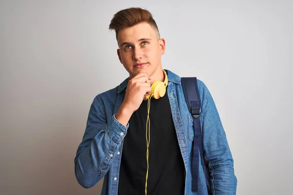 Junger Student Mann Trägt Jeanshemd Rucksack Kopfhörer Über Isolierten Weißen — Stockfoto