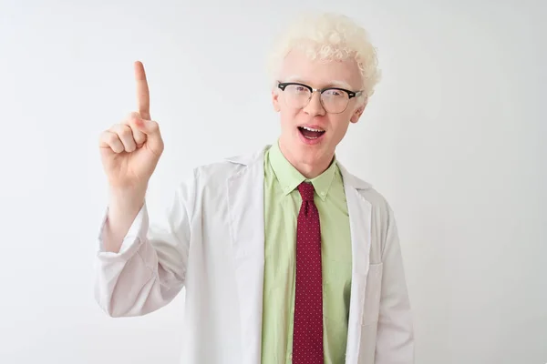 Junger Albino Blonder Wissenschaftler Mit Mantel Und Brille Über Isoliertem — Stockfoto