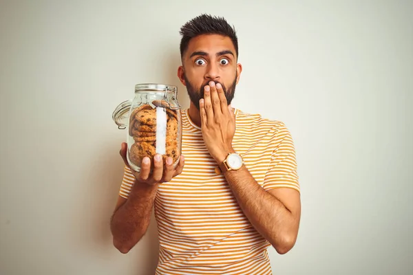 Joven Indio Sosteniendo Tarro Galletas Parado Sobre Fondo Blanco Aislado — Foto de Stock