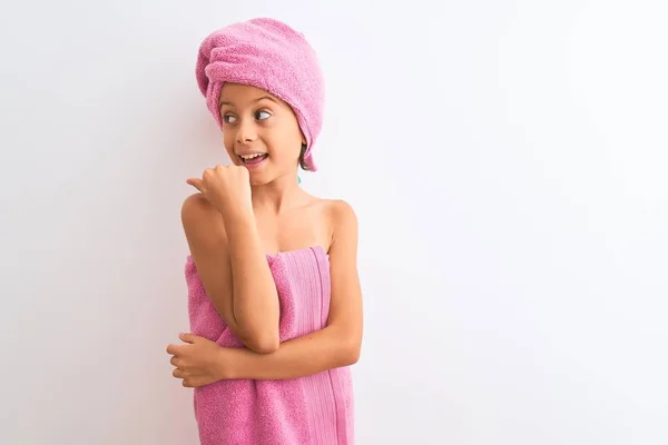 Schöne Kindermädchen Mit Duschtuch Nach Dem Bad Steht Über Isolierten — Stockfoto