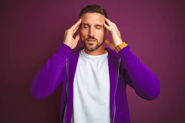 건강에 남자가 스웨터 색외진 스트레스 때문에 머리에 통증을 느끼고 편두통으로 — 스톡 사진