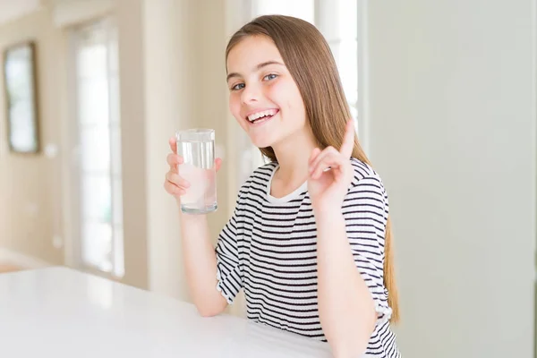 Vacker Ung Flicka Unge Dricker Ett Färskt Glas Vatten Förvånad — Stockfoto