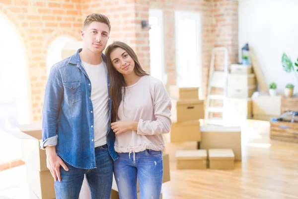 Belo Jovem Casal Mudando Para Uma Nova Casa Com Expressão — Fotografia de Stock