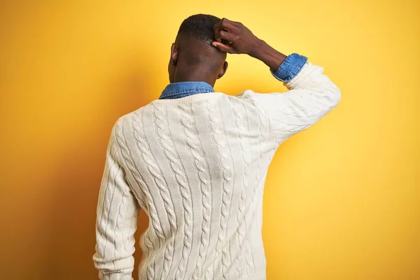 Homem Afro Americano Vestindo Camisa Jeans Suéter Branco Sobre Fundo — Fotografia de Stock