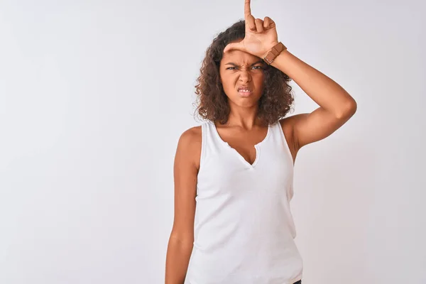 Mujer Brasileña Joven Con Camiseta Casual Pie Sobre Fondo Blanco —  Fotos de Stock