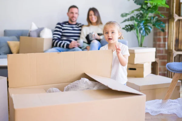 Hermosa Familia Padres Sentados Sofá Bebiendo Café Mirando Hijo Jugando — Foto de Stock