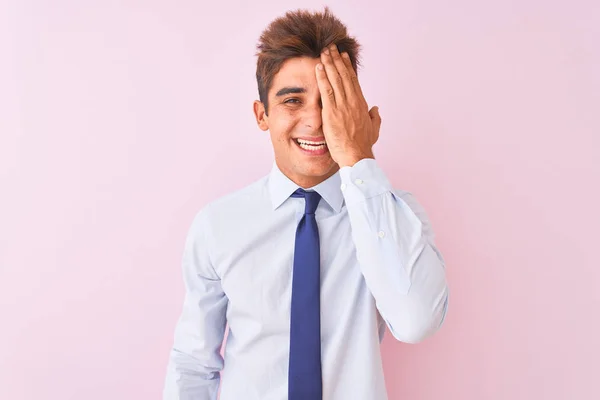 Jovem Empresário Bonito Vestindo Camisa Gravata Sobre Fundo Rosa Isolado — Fotografia de Stock