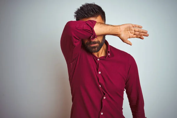 Joven Indio Vestido Con Camisa Roja Elegante Pie Sobre Fondo —  Fotos de Stock