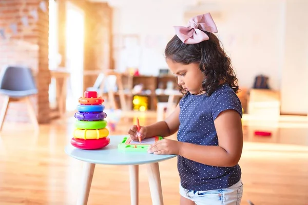 Menina Bonita Criança Desenho Bonito Desenhar Usando Placa Digital Jardim — Fotografia de Stock