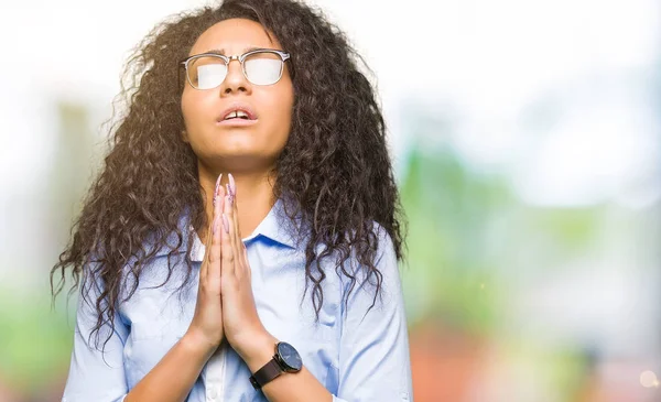 Menina Negócios Bonita Nova Com Cabelo Encaracolado Usando Óculos Implorando — Fotografia de Stock