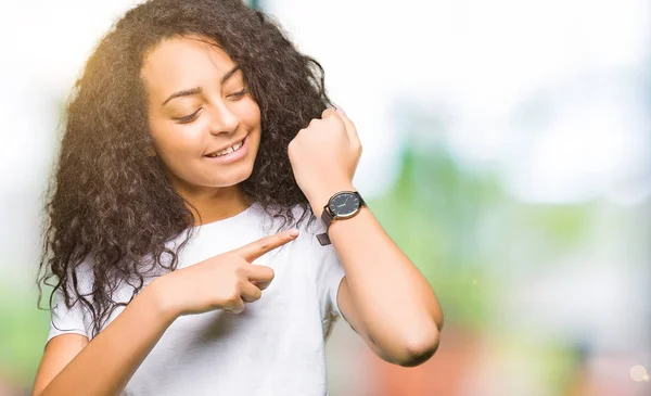 Menina Bonita Nova Com Cabelo Encaracolado Vestindo Shirt Branca Casual — Fotografia de Stock