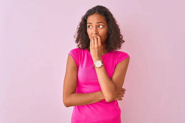 Giovane Donna Brasiliana Indossa Shirt Piedi Sopra Isolato Sfondo Rosa — Foto Stock