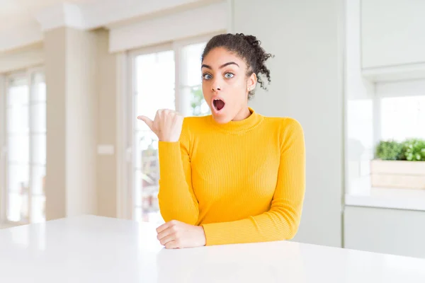 Mulher Americana Africana Bonita Com Cabelo Afro Vestindo Uma Camisola — Fotografia de Stock