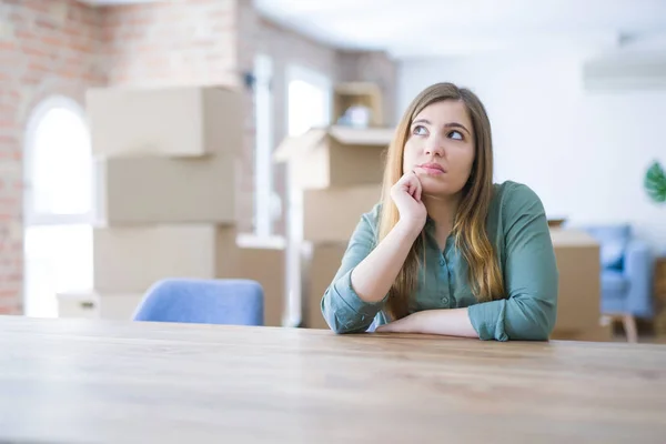 Jeune Femme Assise Sur Table Avec Des Boîtes Carton Derrière — Photo