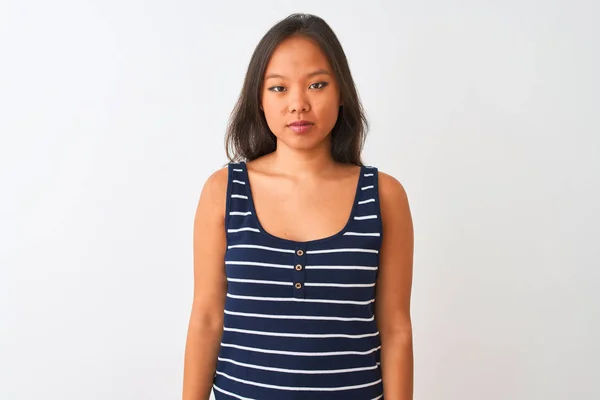 Ung Kinesisk Kvinna Bär Randig Shirt Stående Över Isolerad Vit — Stockfoto