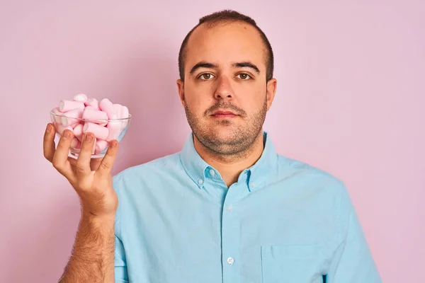 Jongeman Houden Kom Met Marshmallows Staan Geïsoleerde Roze Achtergrond Met — Stockfoto