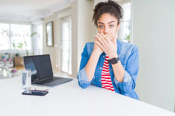 Junge Afrikanisch Amerikanische Geschäftsfrau Arbeitet Mit Computer Laptop Schockiert Mund — Stockfoto