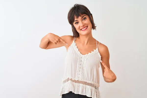 Jonge Mooie Vrouw Dragen Zomer Casual Shirt Staan Geïsoleerde Witte — Stockfoto