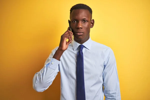 Hombre Negocios Afroamericano Hablando Teléfono Inteligente Parado Sobre Fondo Amarillo —  Fotos de Stock