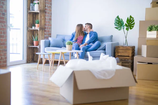 Joven Hermosa Pareja Sentada Abrazándose Sofá Nuevo Apartamento Con Cajas — Foto de Stock