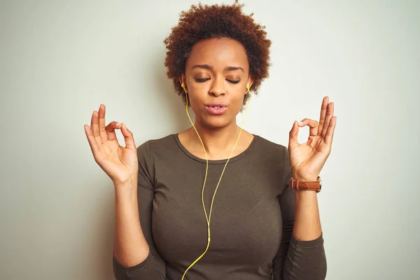 Donna Afroamericana Che Indossa Auricolari Ascoltare Musica Sfondo Isolato Rilassarsi — Foto Stock