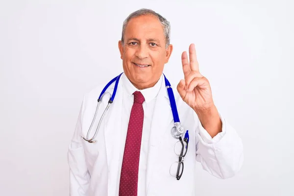 Dokter Pria Berambut Abu Abu Senior Mengenakan Stetoskop Berdiri Atas — Stok Foto