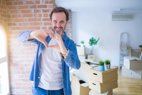 Medelålders Äldre Man Flyttar Till Ett Nytt Hus Förpackning Kartong — Stockfoto