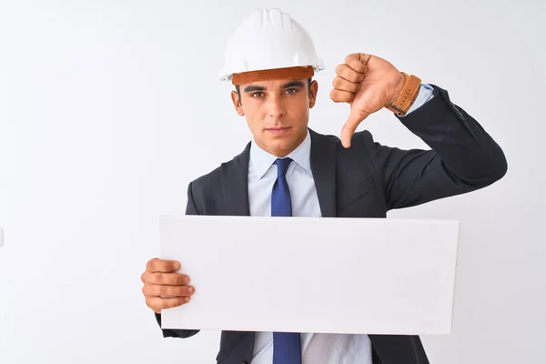 Joven Arquitecto Guapo Con Casco Sosteniendo Pancarta Sobre Fondo Blanco — Foto de Stock