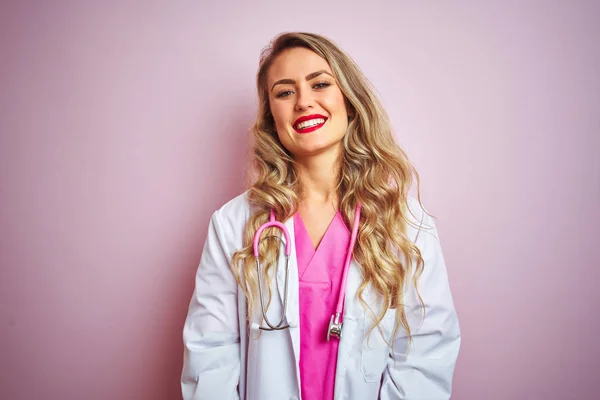 Młoda Piękna Lekarka Używająca Stetoskopu Różowym Odizolowanym Tle Patrząca Uśmiechem — Zdjęcie stockowe