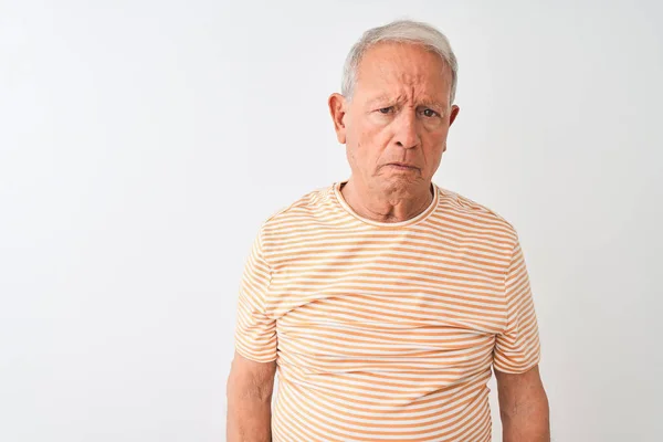 Senior Grijs Harige Man Draagt Gestreept Shirt Staan Geïsoleerde Witte — Stockfoto