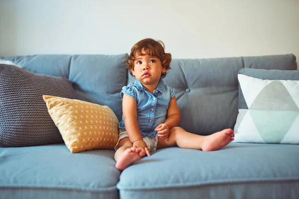 Niño Pequeño Casa — Foto de Stock